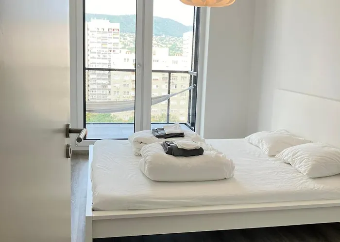 Waterfront Buda Hills Views&free Parking