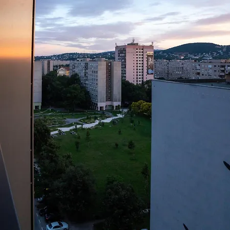 Waterfront Buda Hills Views&free Parking Διαμέρισμα