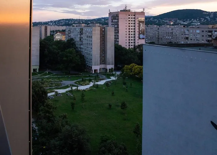 Waterfront Buda Hills Views&free Parking アパート